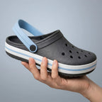 Chinelo preto com detalhes azuis e sola branca, ideal para conforto e estilo casual