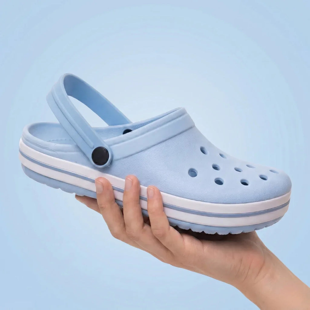 Chinelo azul claro com sola branca e furos, segurado na mão, ideal para verão e lazer