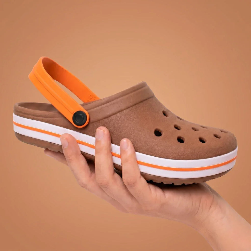 Chinelo marrom com detalhes laranja e sola branca, ideal para conforto e estilo casual.