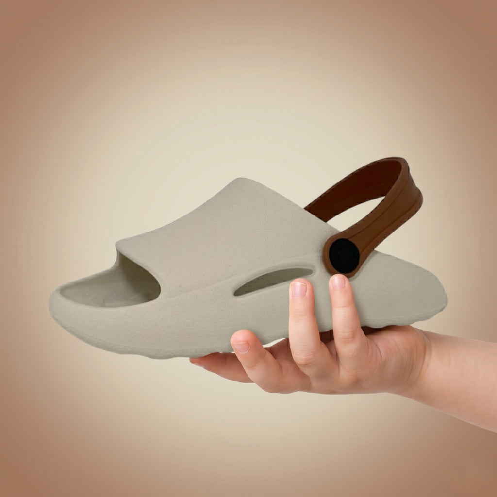Chinelo infantil Nuvem Meninos 2 em 1 Passato com correia, leve, antiderrapante e confortável, ideal para crianças.