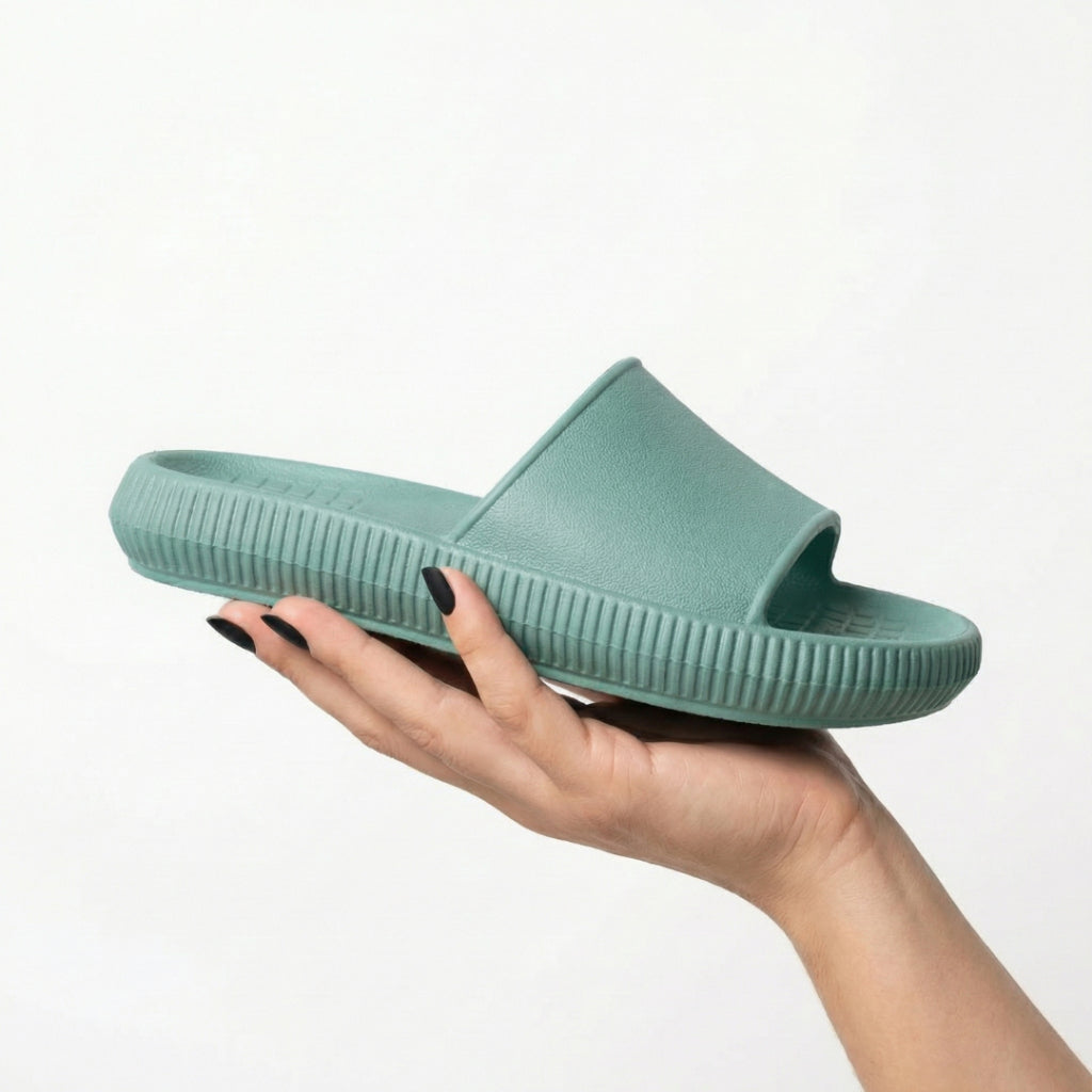 Chinelo slide ortopédico Nuvem unissex da Passato com palmilha anatômica, leve e antiderrapante, para conforto e segurança.