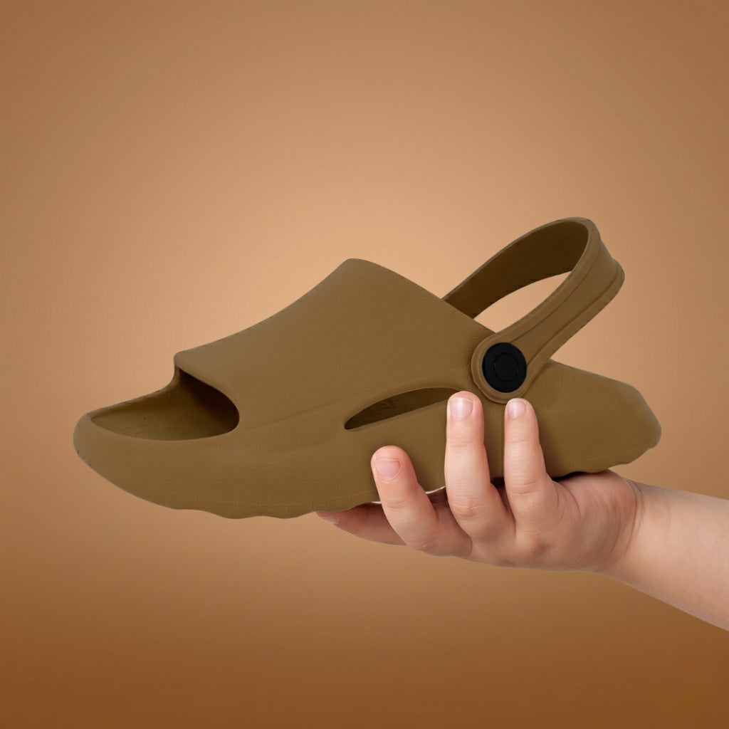 Chinelo infantil Nuvem Meninos 2 em 1 Passato com correia, leve, antiderrapante e confortável, ideal para crianças.