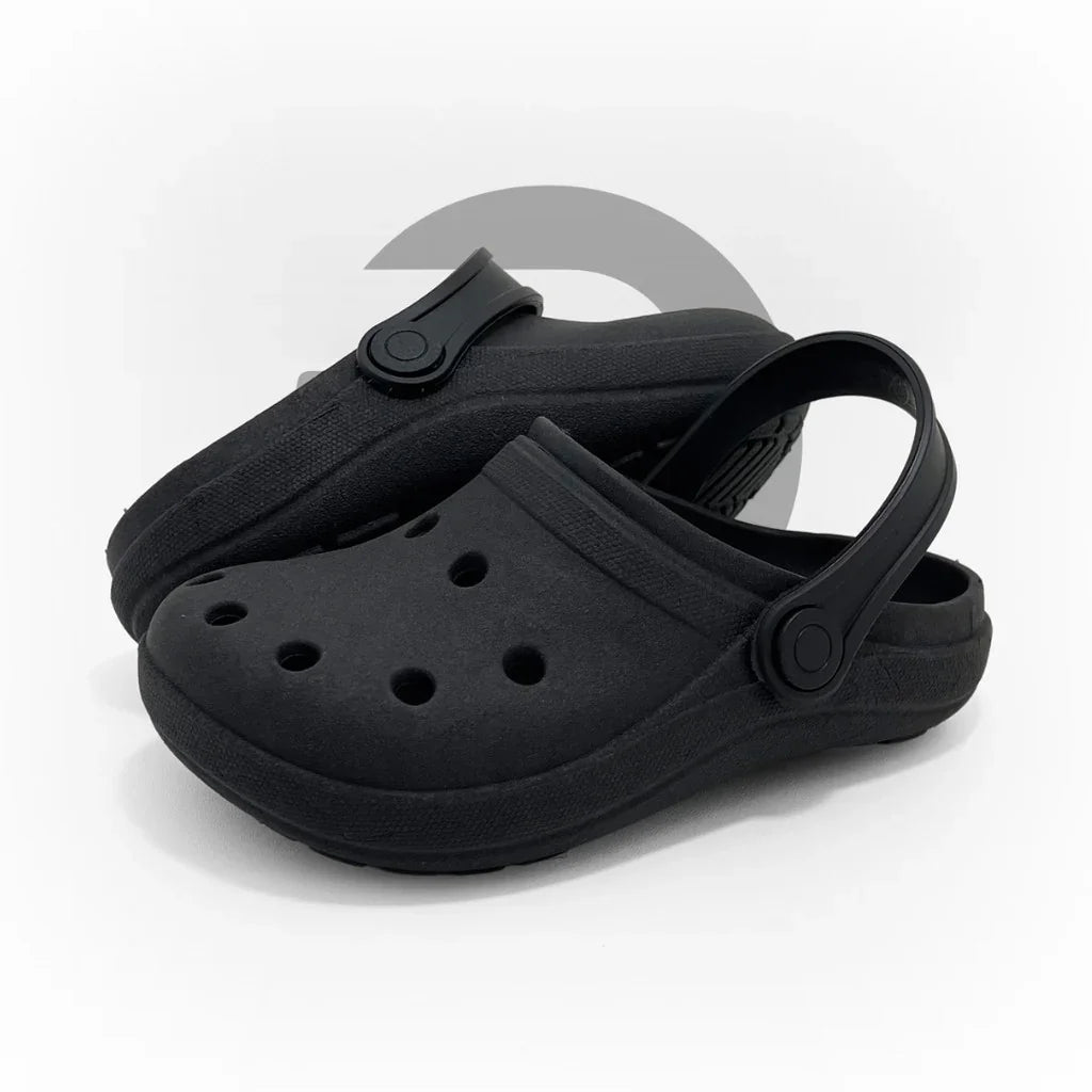 Chinelo preto confortável com furos e sola antiderrapante, ideal para uso diário e lazer