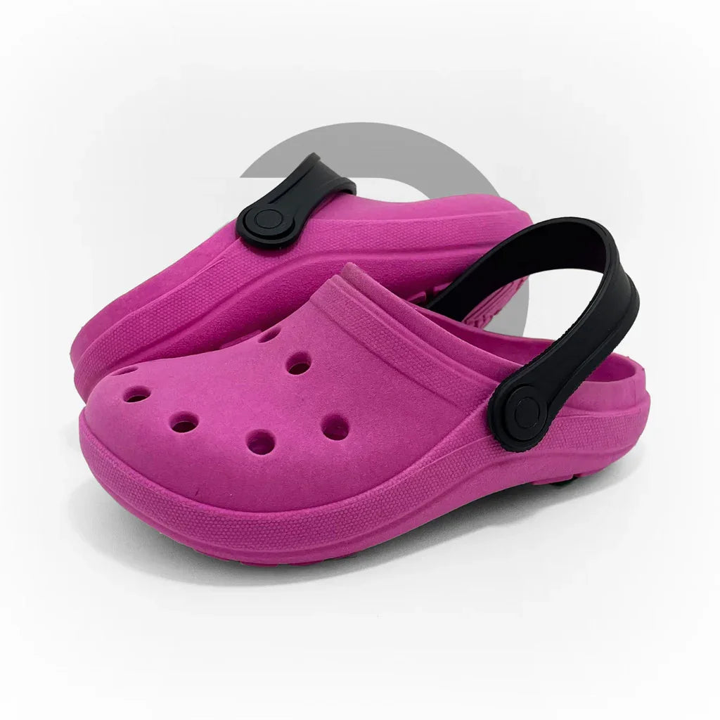 Chinelo rosa com fivela preta, leve e confortável para uso diário
