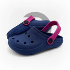 Chinelo azul marinho com detalhe rosa, ideal para praia e piscina