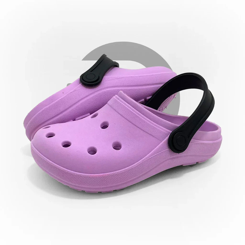 Chinelo infantil roxo com detalhe preto, leve e confortável para crianças
