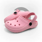Chinelo rosa infantil com fivela preta e furos laterais, ideal para praia e piscina